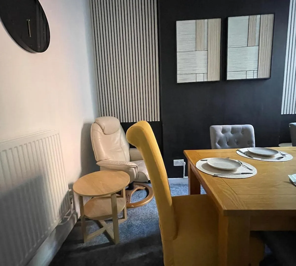 5 Bed Urban Escape - Spacious - 3 Floors - Parking Cardiff Holiday home