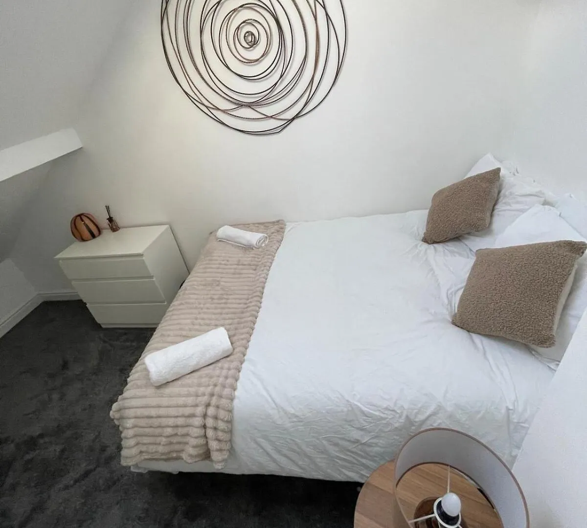 5 Bed Urban Escape - Spacious - 3 Floors - Parking Cardiff 0*,  United Kingdom