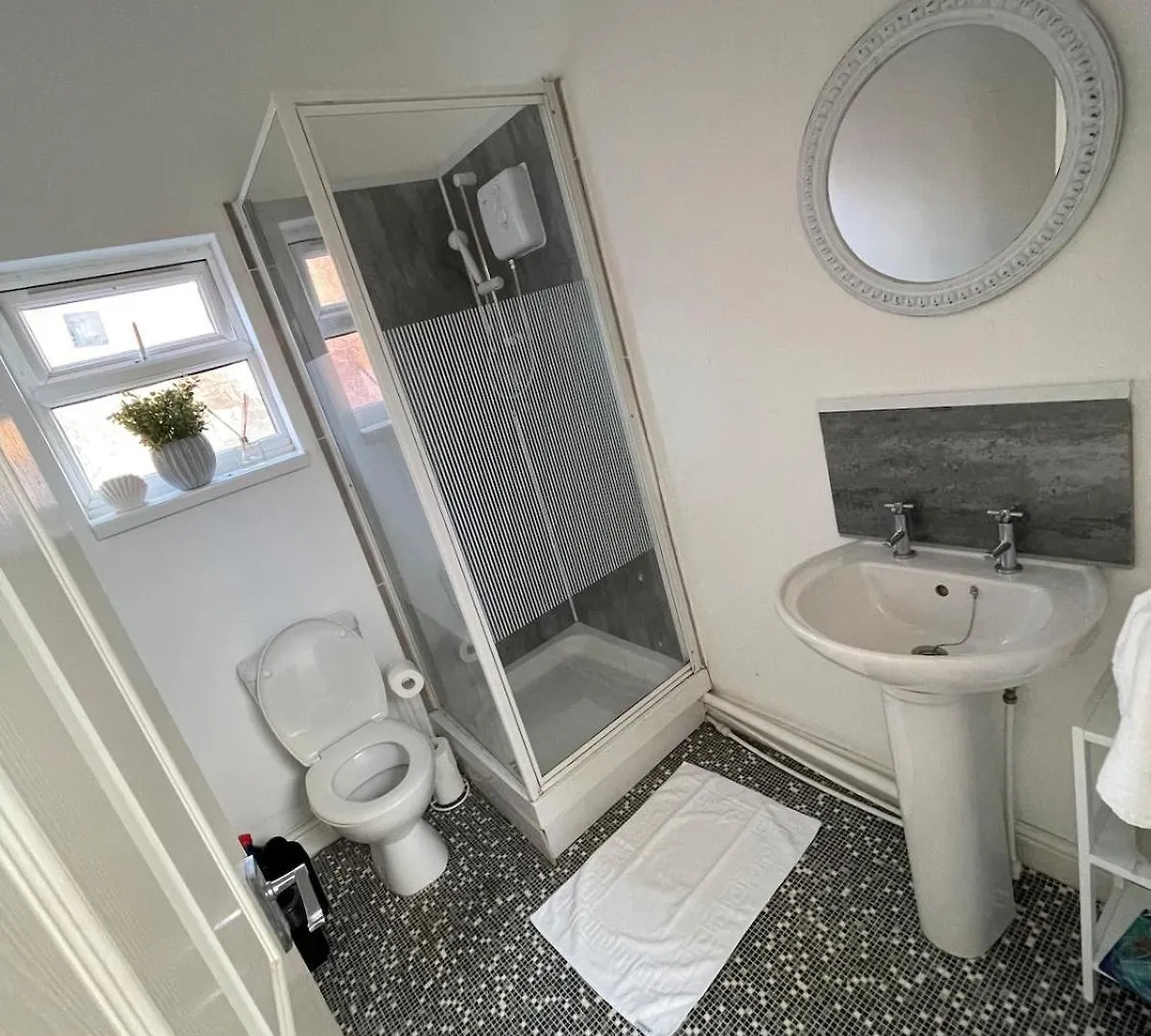 Holiday home 5 Bed Urban Escape - Spacious - 3 Floors - Parking Cardiff