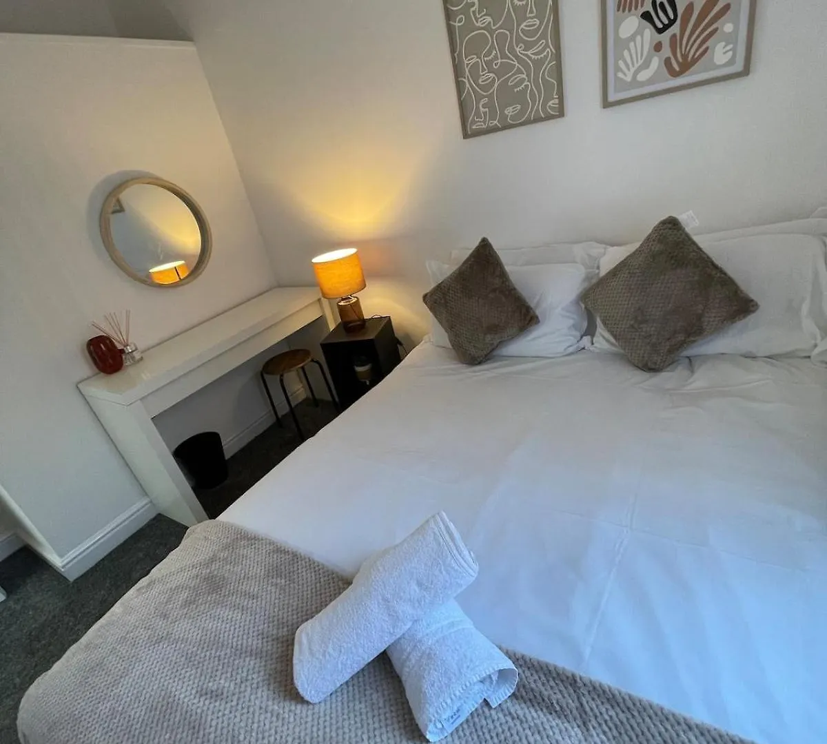5 Bed Urban Escape - Spacious - 3 Floors - Parking Cardiff Holiday home